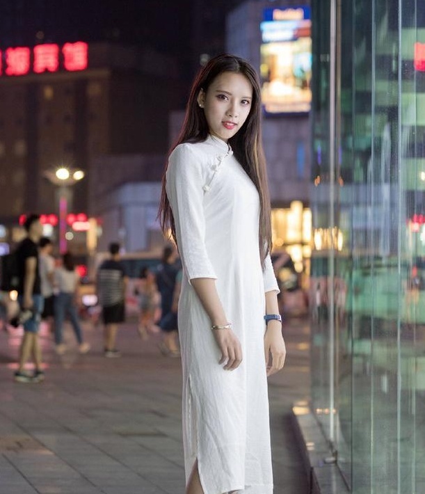 街拍：小姐姐穿搭时尚，优雅的气质展露小蛮腰，突显曼妙好身材！