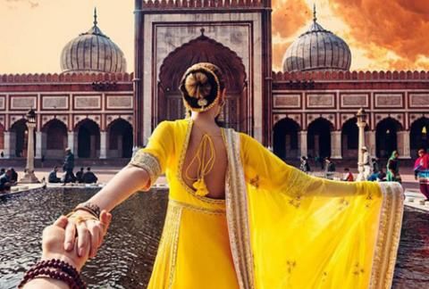 印度一对情侣来到中国旅游,向游客询问:你们这里没有厕所吗?