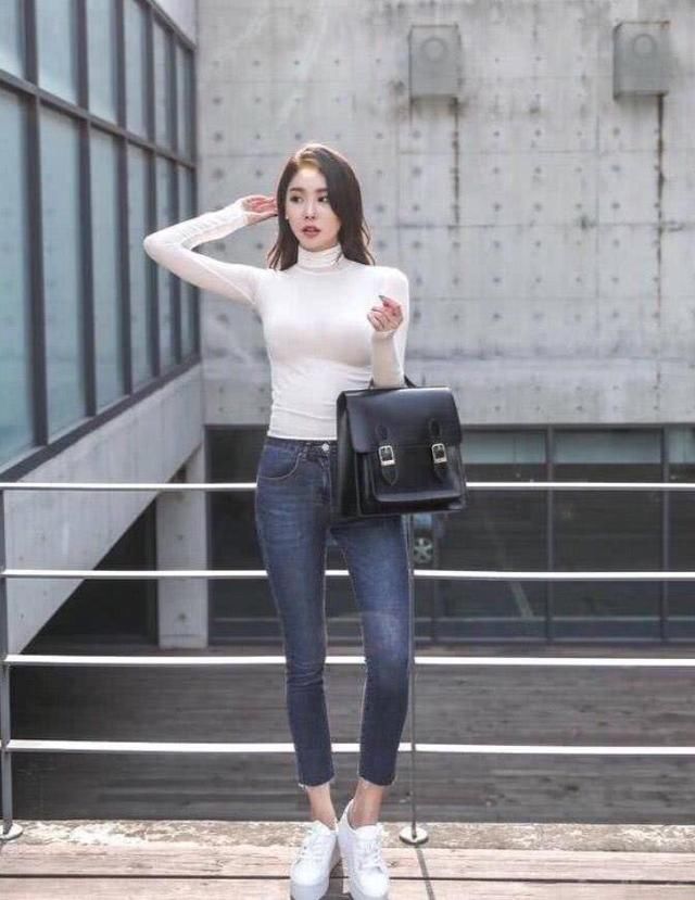 打底衫搭配牛仔裤，完美展现你的优美体态
