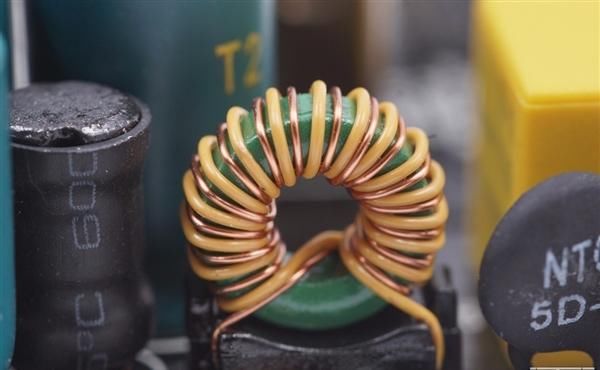 云星电子|三口USB+27瓦快充 米家插线板拆解:用料精细