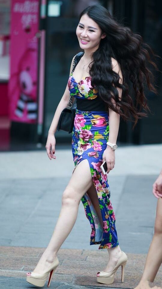 路人街拍，大花连衣开叉裙小姐姐，成熟又有魅力
