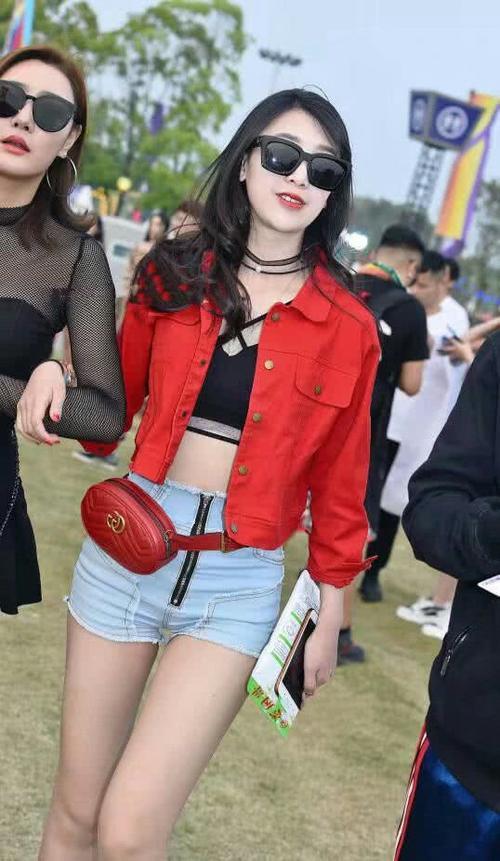 牛仔裤恰到好处的弹力加上松弛有度的面料，让你瞬间轻松百倍