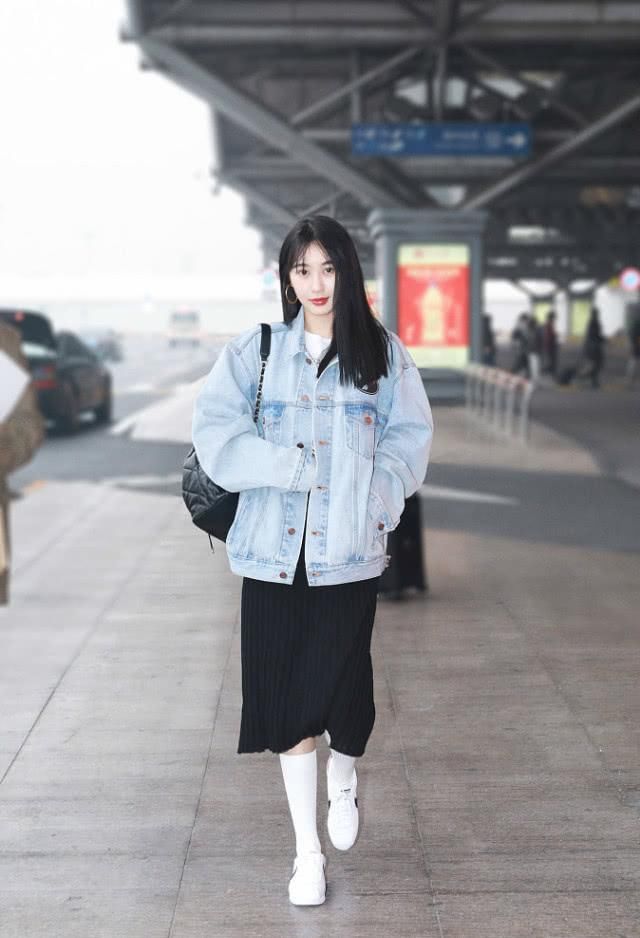  「吃香」“时髦精”早不穿长裤了，突然大火的“光腿穿袜”很吃香，超时髦