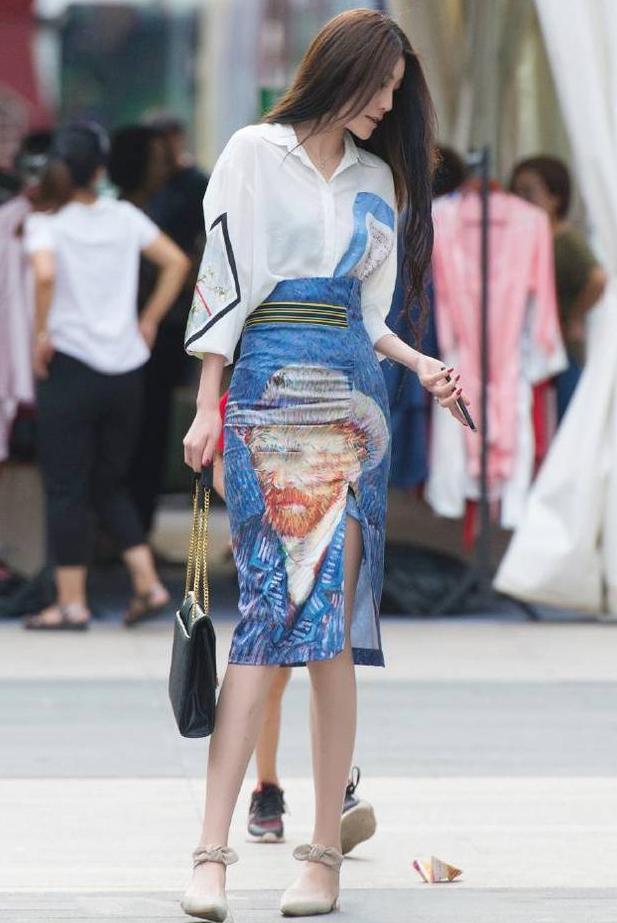 175cm身高的颜值美女，包臀裙穿的真高，网友：胸以下都是腿