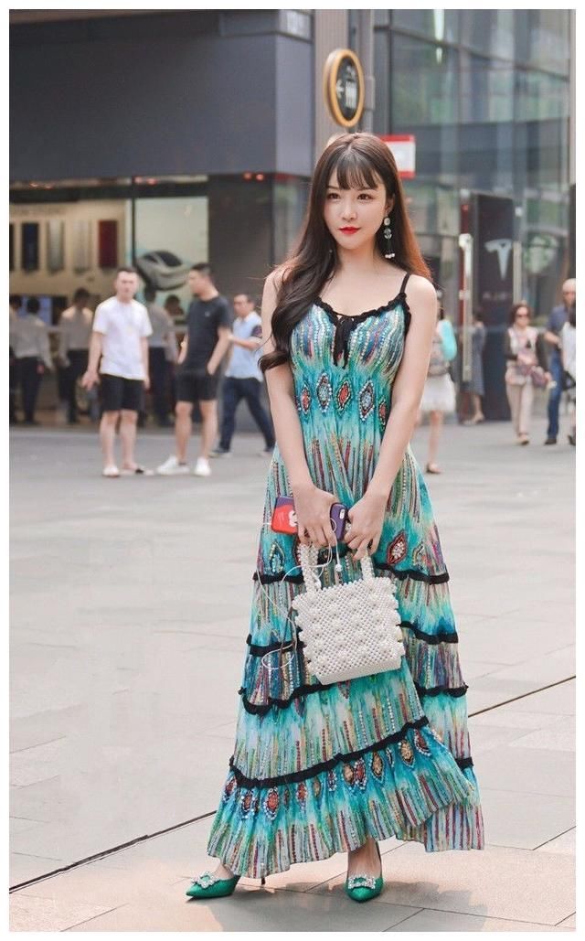 街拍:小姐姐一身黄色的紧身衣裤,勾勒出玲珑的曲线美