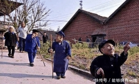 中国唯一“矮人村”，三岁停止生长身高不超1米，究竟奥秘在哪里
