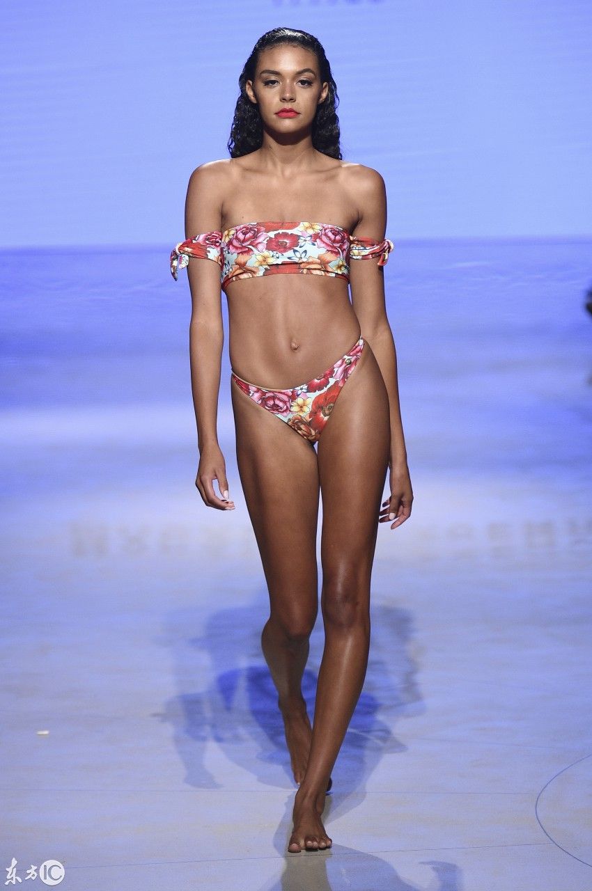 迈阿密泳装时装秀，你只看到模特耀眼的一面，殊不知她们的艰辛