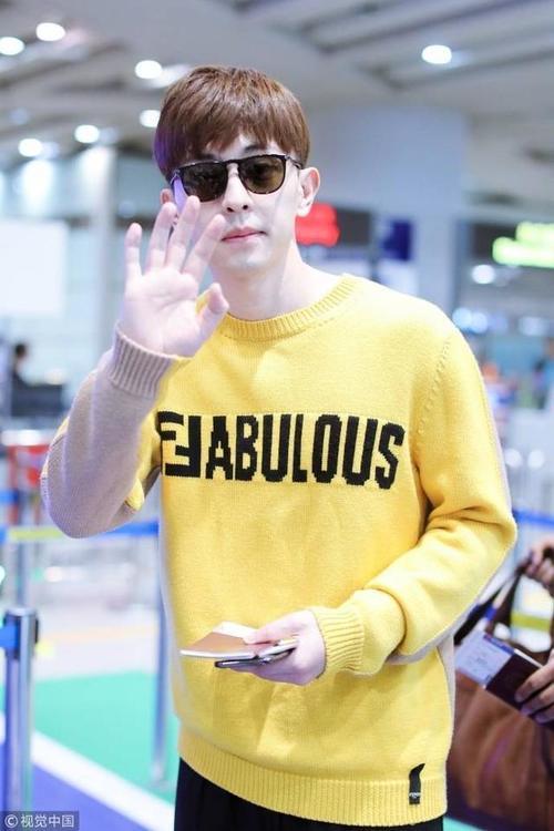 邓伦启程米兰时装周，机场大秀一番与粉丝挥手告别
