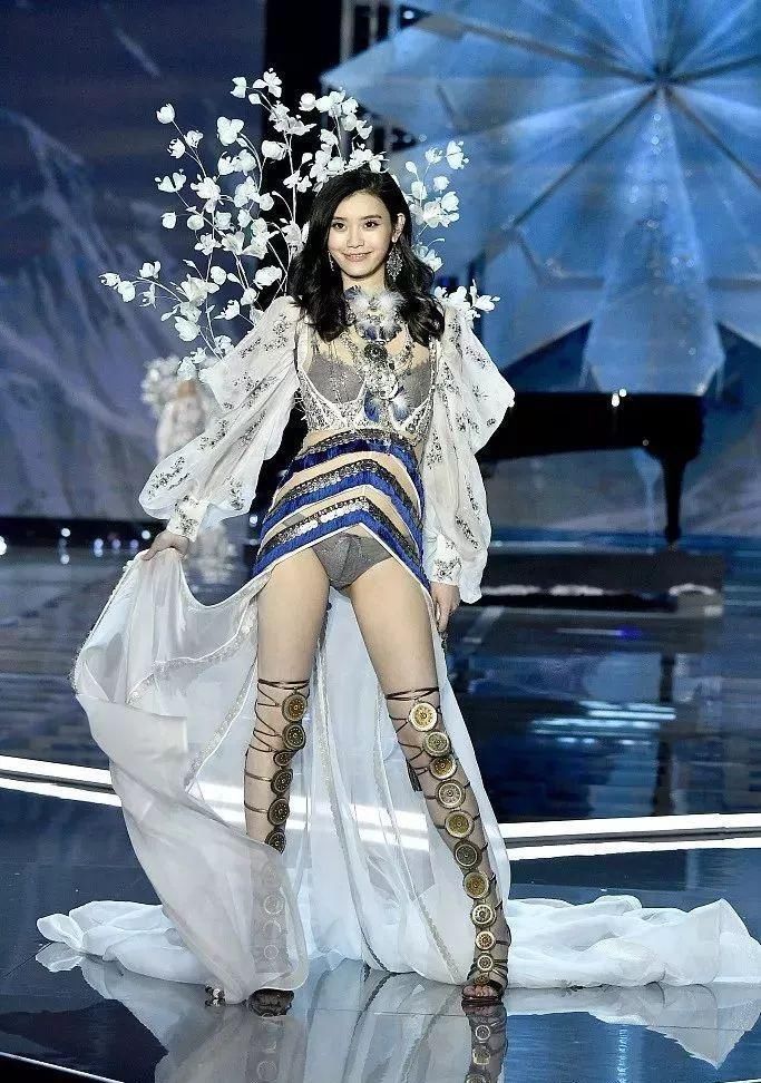 超模奚梦瑶真的是“吊带女王”，身材好得没话说，网友:美中不足