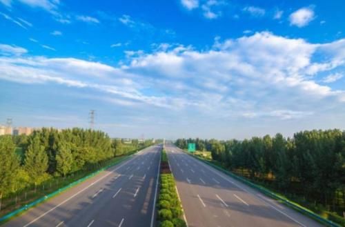  我国@在我国，为什么高速公路要比地面高出来很多？你可能想不出