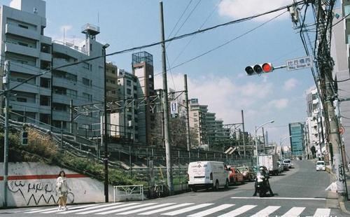  国家：日本这个拥有1万个火车站的国家，纵横交错，一不小心就会