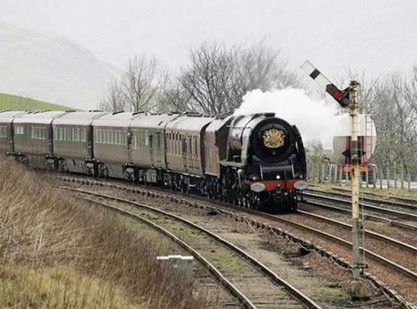 92岁英女王提倡节俭！独自出门赶火车，省下皇家列车5万英镑