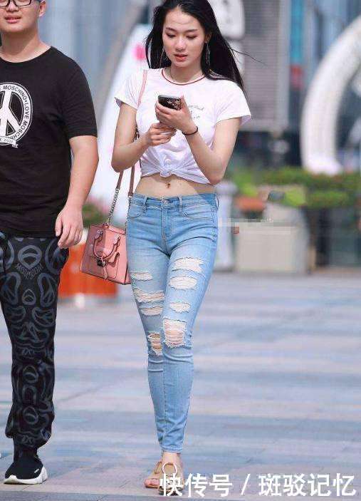 街拍:紧身牛仔裤穿在身材出众小姐姐身上, 尽显修长的美腿