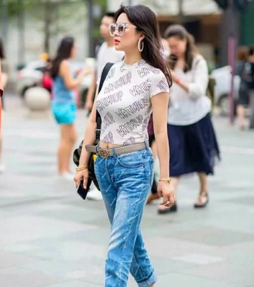  【美女】街拍：皮肤白皙的美女，一条碎花连衣裙外搭白色外套，时尚优雅范