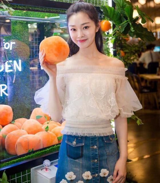  『配上牛仔』30岁宋轶美出新高度，“烂大街”黑白配穿出高级感，大长腿霸屏