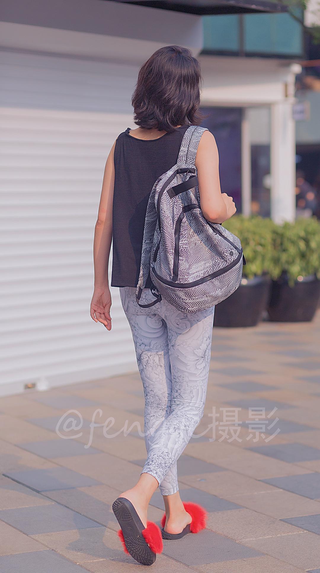 街拍: 这条白色印花紧身裤真特别, 从此再不用担心画风尴尬了