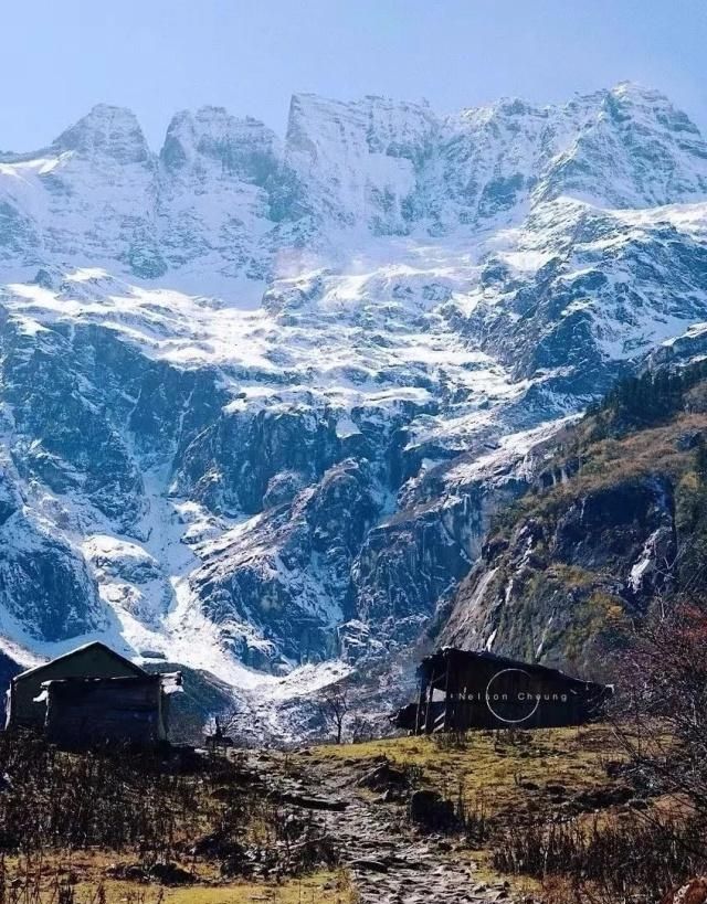 天堂向左，雨崩向右。不去天堂，就去雨崩