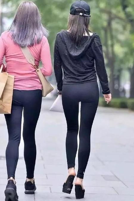 紧身打底裤：别具风情的打扮，充满无限活力！