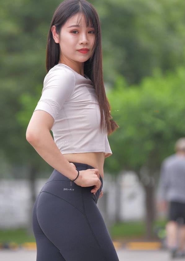 健身小姐姐紧身裤穿出肥硕臀线,这几个动作有点难度