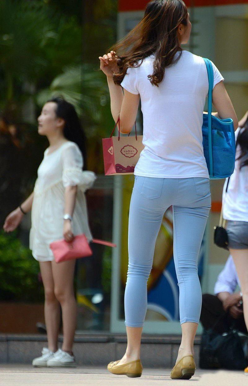 福新西路街拍:紧身牛仔裤美女，魅力十足