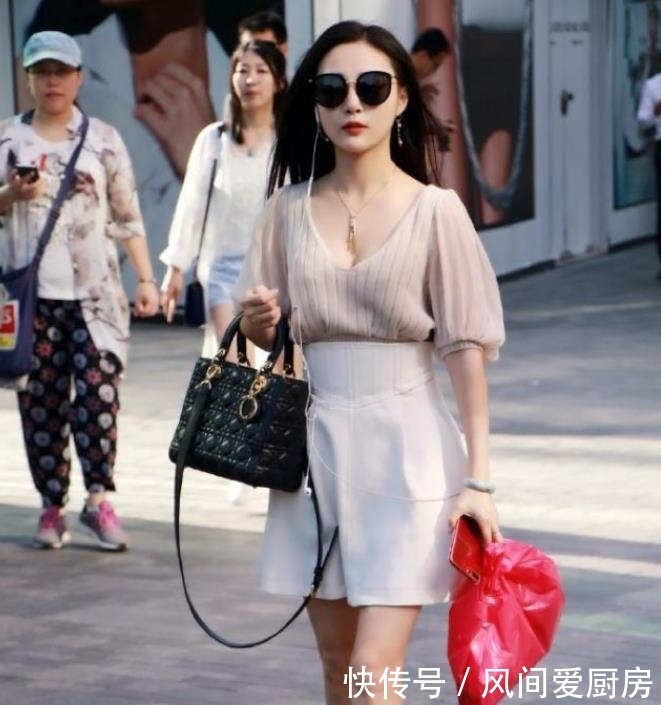  【穿着】美女街拍：身材曼妙的小姐姐，靓丽的穿着，秀出独特之美！