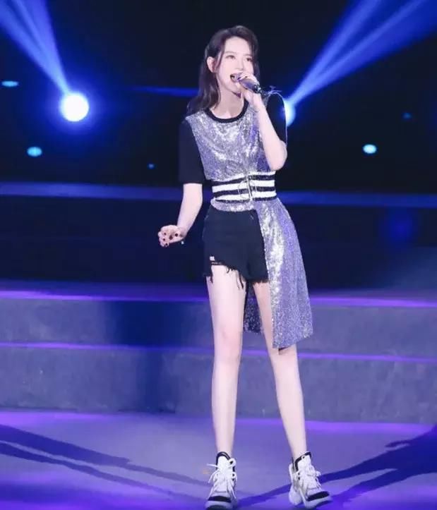 戚薇故意把裙子剪烂一半，这造型时尚感爆棚！