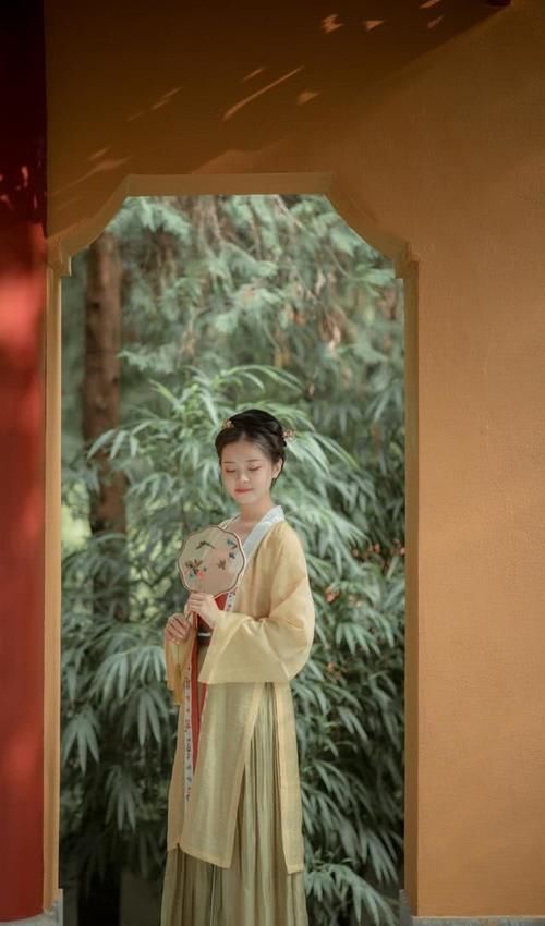 「会给人一」纯色汉服越来越抢风头,有些人就喜欢这样穿,最后一套还防走光