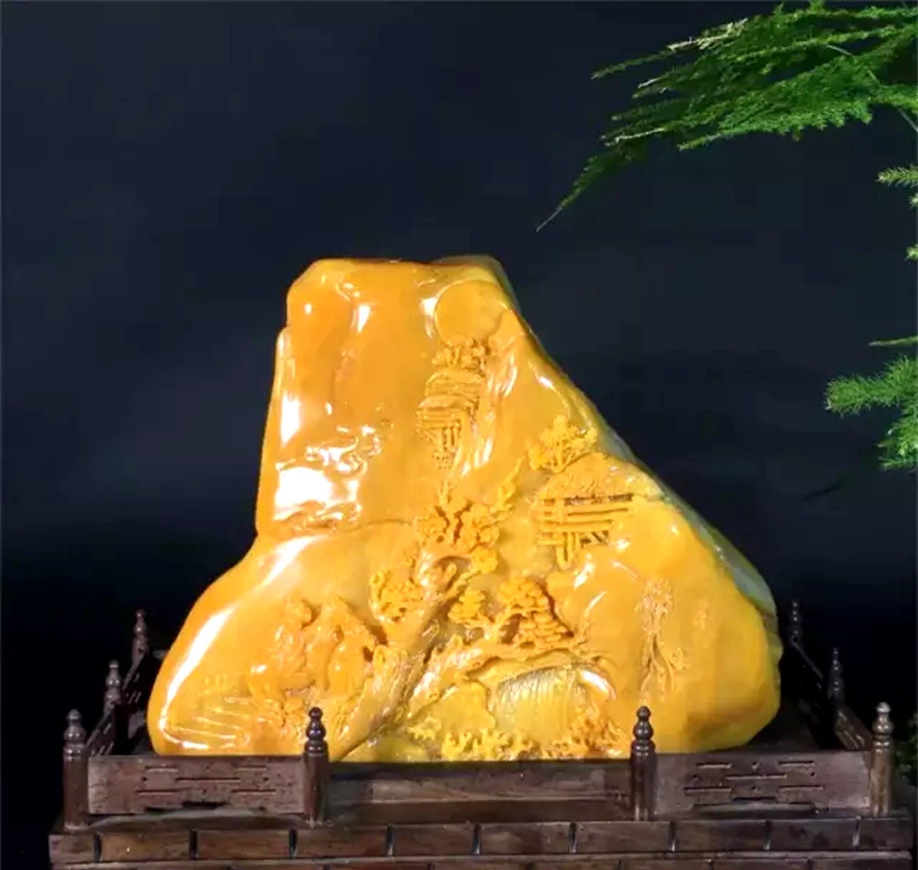 寿山石是我国的瑰宝，纯手工从内壁画出来，工艺非常精湛