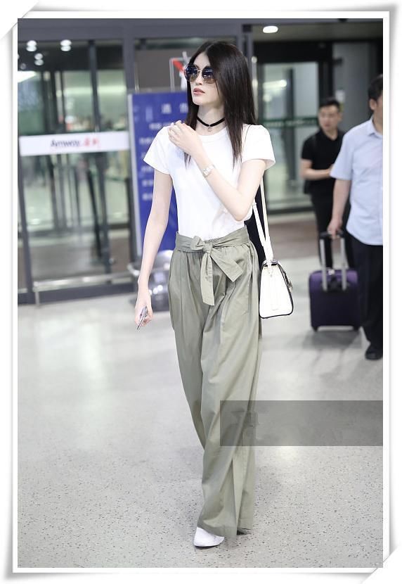 当瘦掉20斤赵薇穿上高腰裤,网友直呼:美炸天!连何穗都甘拜下风