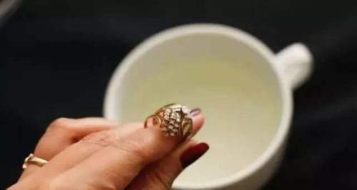  「清洗」黄金首饰戴久了变黑，不用花钱洗！在家用“水”泡，照样光亮如新