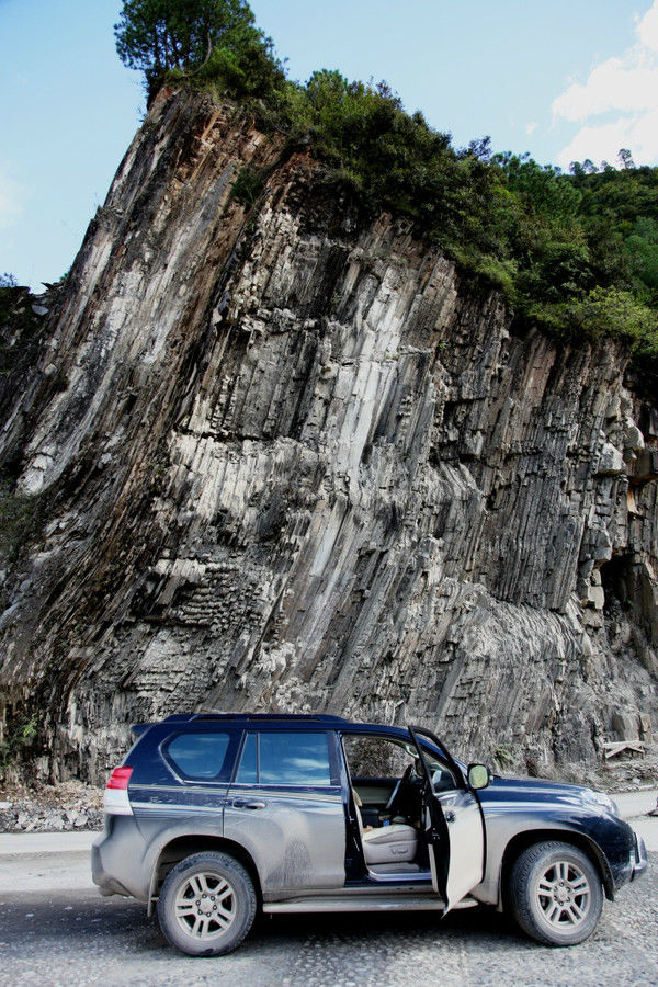 自驾霸道穿越丙察察闯西藏，悬崖边上走一遭，遭遇塌方，泥地陷车