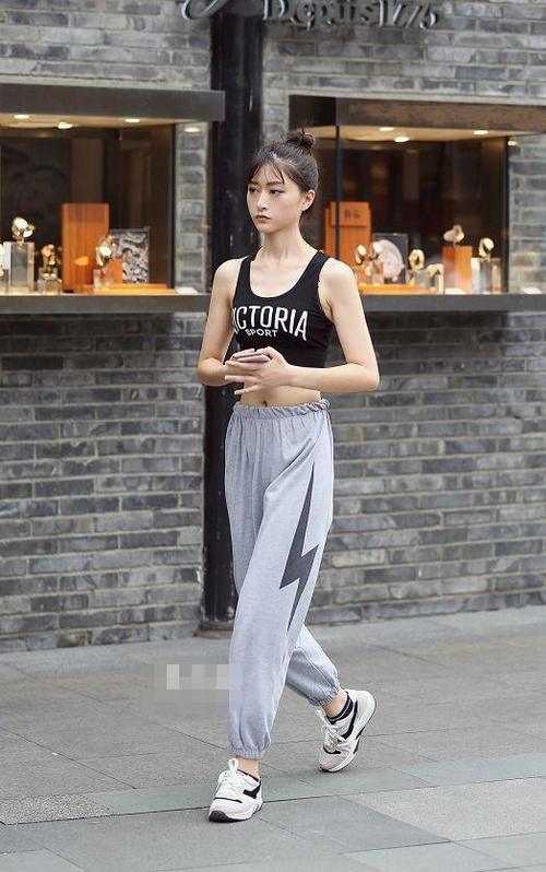 街拍：美女穿抹胸装上街，低头浅笑显妩媚，简直太撩人