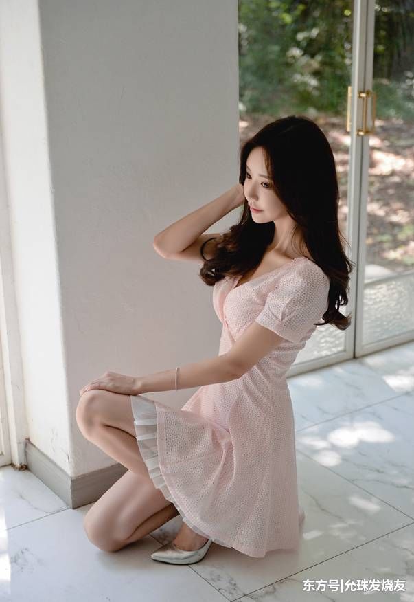 孙允珠蜜彩粉艳轻纱双层镂空小洋裙