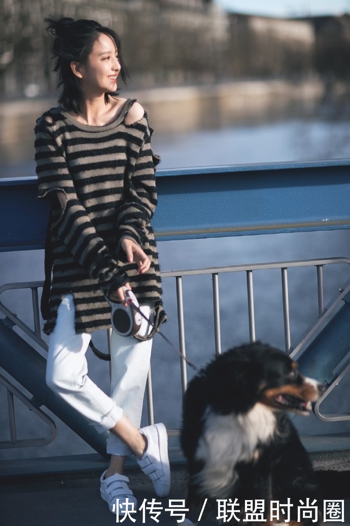 佟丽娅太狠了！这么窄的皮裙也要硬塞进去，网友：为了美豁出去了