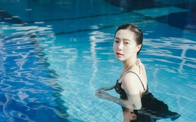 短发泳装美女泳池湿身诱惑写真图片