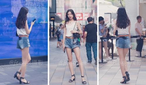 街拍:穿牛仔短裤的长腿姑娘,长相美,气质佳,人品更是好
