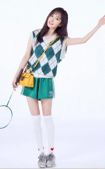 杨幂和关晓彤秀美腿，丝袜终极大比拼，网友：这腿长得太逆天了吧