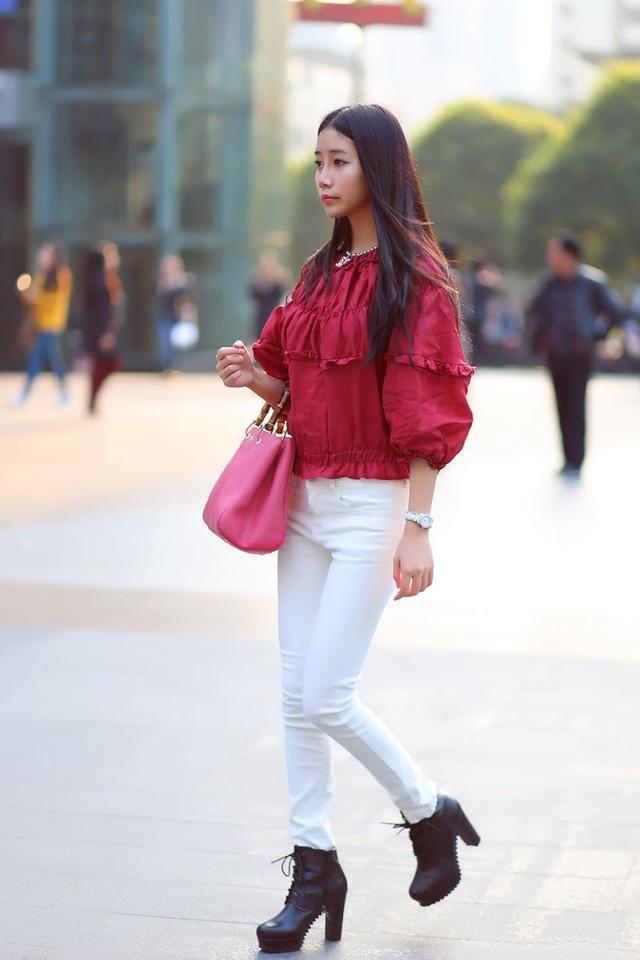 紧身牛仔裤的装扮又时尚又有韩范，让长腿曲线无处可藏