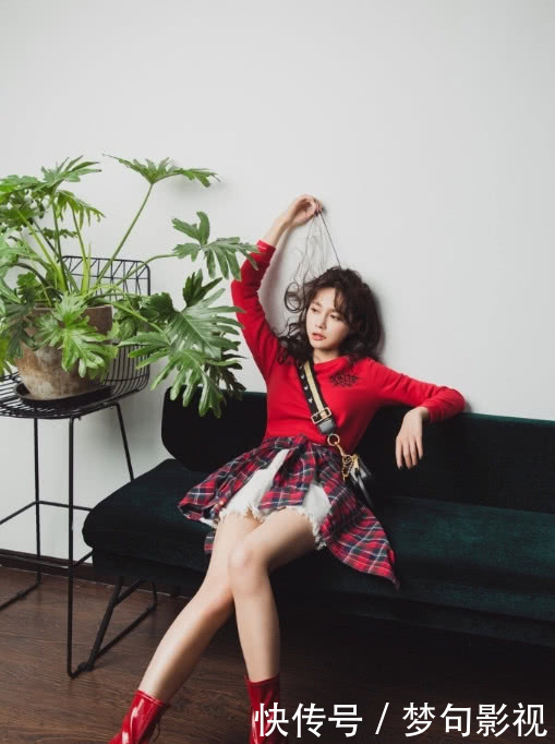 沈梦辰近照曝光,穿低胸裙大秀傲人曲线,网友:撞脸迪丽热巴?