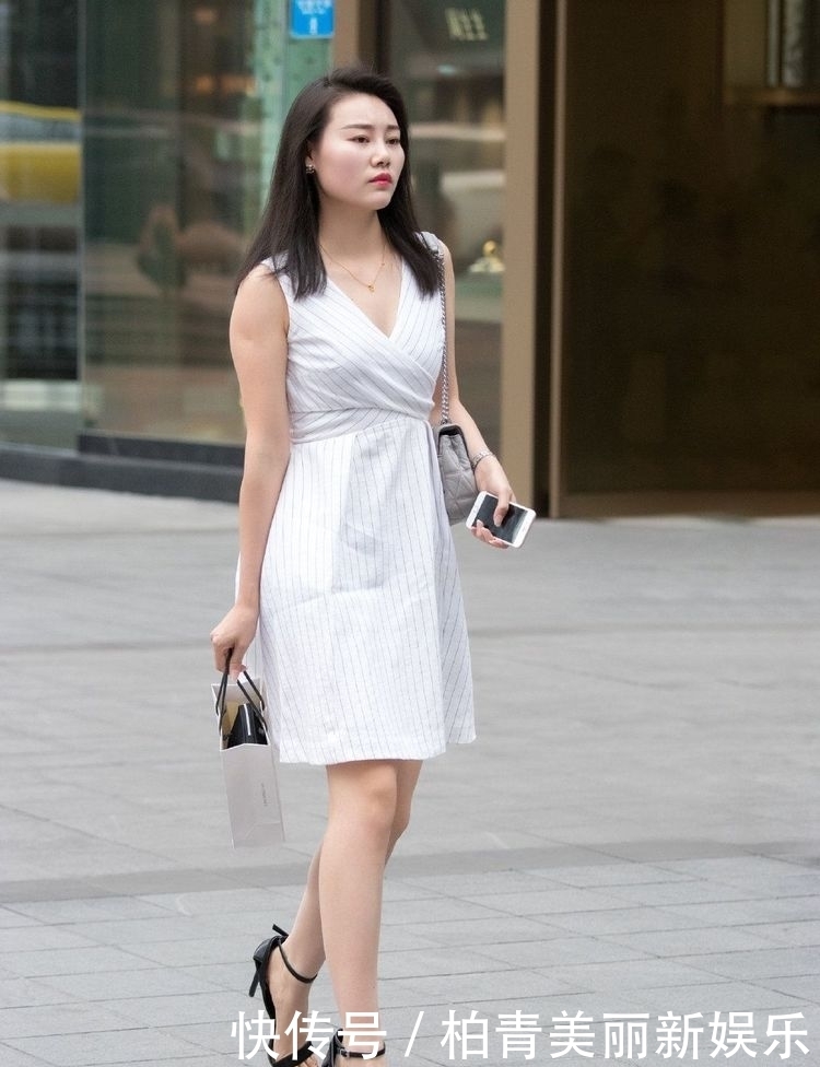 动人|街拍:美女身穿露肩吊带长裙,长相甜美,长发披肩温婉动人