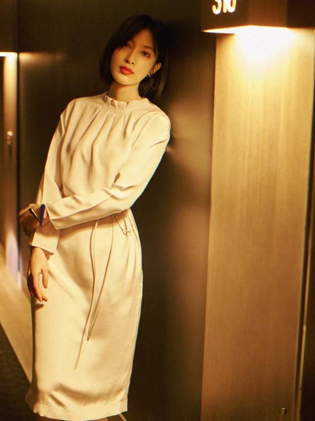 张俪穿蓝色抹胸裙现身，还要套一条半身裙，网友:裙子太透没办法