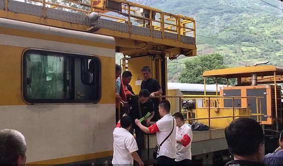  「转运」成昆铁路因水害中断！铁路特种车辆紧急转运村民