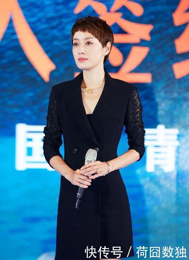 「马伊」44岁马伊琍翻车了,紧身皮裙勒出小肚腩,前凸后翘却更显尴尬