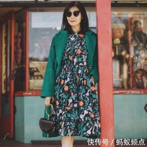 『中年』女人到了中年，要想显得年轻，今年秋天得舍得穿“它们”