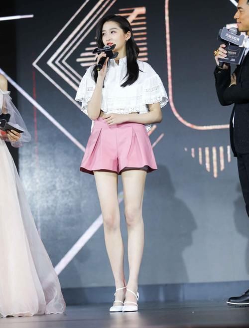 【真实】不愧为“腿精”,关晓彤力压女团成C位,身后妹子表情太真实