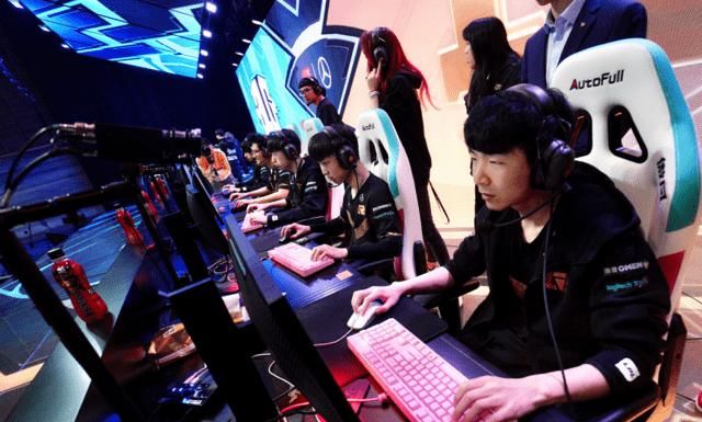  而从专业电：FPX可否冲击性五连赢，RNG可否报仇取得成功？全职高手来了