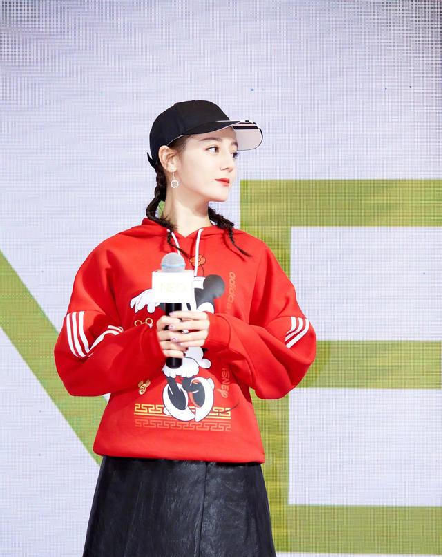  『亮色系』皮肤偏黄的女生,尽量避开这4个显黑颜色,显老又廉价,让人笑话
