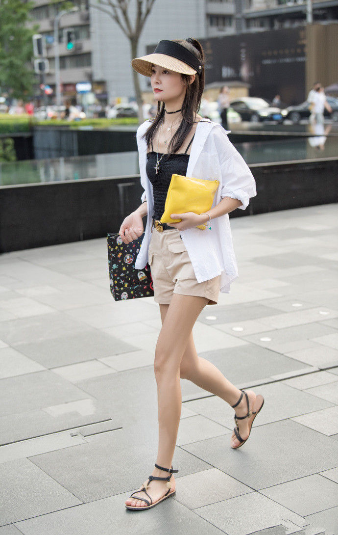 街拍路人，夏季裙子搭配高跟鞋会很好看，让你成为街头最美的主角