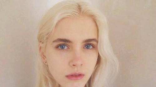 漂亮女人,不会让男人看见的4个小动作!