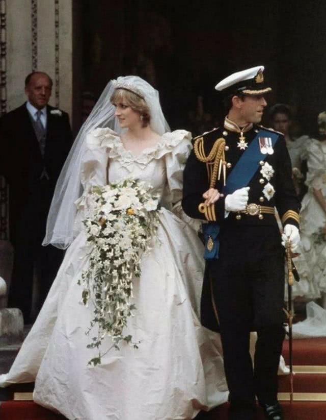  「感觉」世纪婚礼曝光！戴安娜穿婚纱对花童玩摸头杀，惹得查尔斯开怀大笑